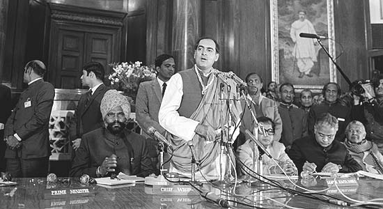 http://cms.outlookindia.com/images/articles/outlookindia/2009/10/19/rajiv_gandhi_20091019.jpg